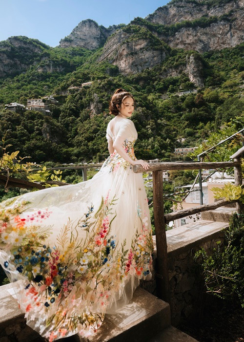 Ngoài các yếu tố về trang phục, lối diễn nhập tâm thì bối cảnh nước Italy với khung cảnh ngọt ngào, lãng mạn cũng góp phần làm tăng thêm sức hút cho từng shot hình.