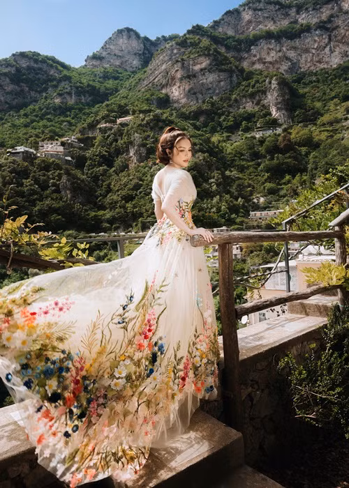 Ngoài các yếu tố về trang phục, lối diễn nhập tâm thì bối cảnh nước Italy với khung cảnh ngọt ngào, lãng mạn cũng góp phần làm tăng thêm sức hút cho từng shot hình.