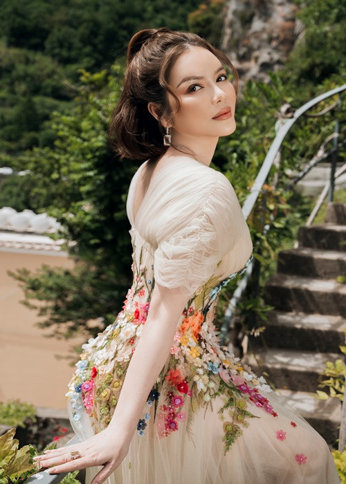 Ở hình ảnh nào cô cũng cho thấy xu hướng thời trang cổ điển.