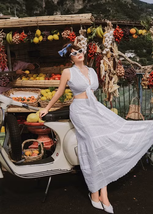 Các set trang phục của Lý Nhã Kỳ thuộc dòng thời trang casual của nhà mốt Lê Thanh Hòa, Tùng Vũ.