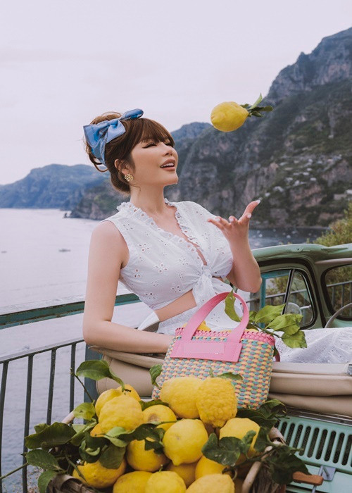 Nữ diễn viên hóa quý cô sành điệu với set váy áo hở eo khoe thân hình đồng hồ cát quyến rũ.