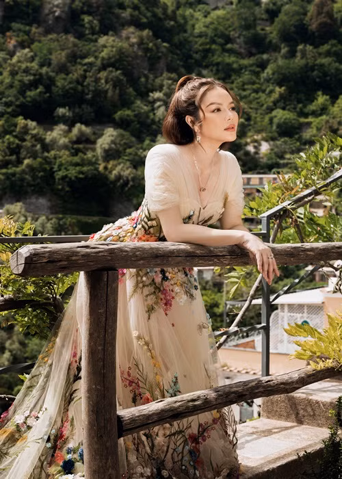 Lý Nhã Kỳ hóa nàng tiên mùa xuân với vẻ đẹp tươi sáng, thanh tân trong chiếc đầm dài kết hoa rực rỡ.