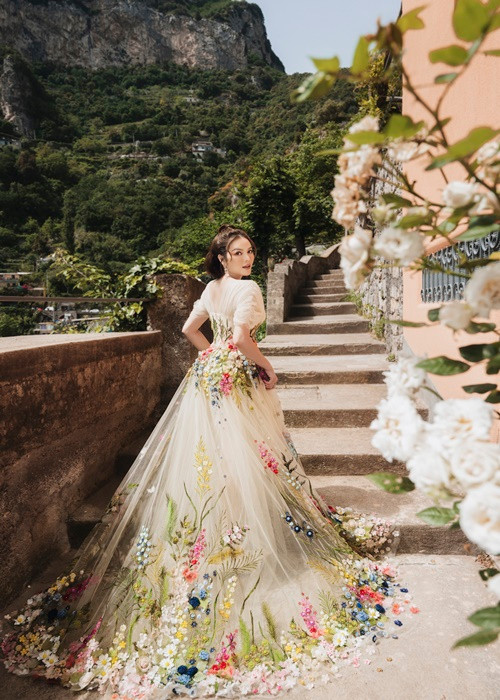 Theo Lý Nhã Kỳ, phong cách cổ điển luôn đứng ở vị trí đỉnh cao trong giới mộ điệu, cũng vì lẽ này mà cô dành rất nhiều tình cảm cho nó.