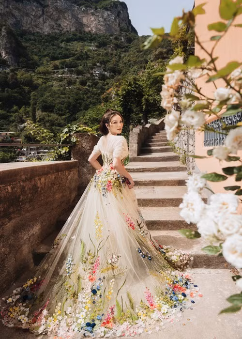 Theo Lý Nhã Kỳ, phong cách cổ điển luôn đứng ở vị trí đỉnh cao trong giới mộ điệu, cũng vì lẽ này mà cô dành rất nhiều tình cảm cho nó.