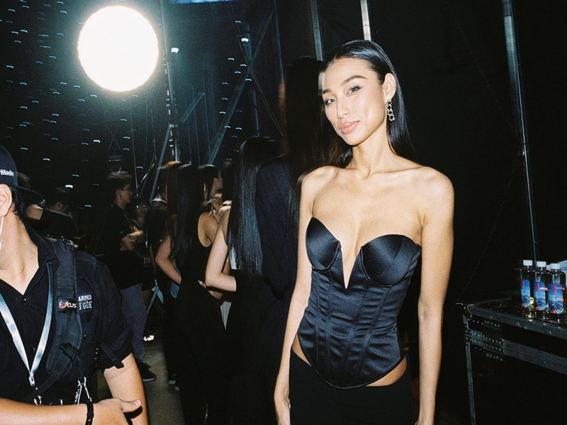 9x chia sẻ lý do thi nhan sắc: "Hoa hậu Hoàn vũ Việt Nam 2022 là một vùng đất mới để tôi có thể bước ra khỏi vùng an toàn của chính mình. Đây là một cơ hội tuyệt vời mà tôi vô cùng trân quý để tôi chạm đến gần hơn giấc mơ mang tên mình. Những giấc mộng của tôi sẽ là vô nghĩa, những kế hoạch của tôi sẽ trở thành cát bụi, những ấp ủ giúp đỡ cộng đồng của tôi sẽ là vô vọng, tất cả sẽ không có một giá trị gì nếu tôi chỉ nói mà không theo đuổi chúng bằng hành động!".