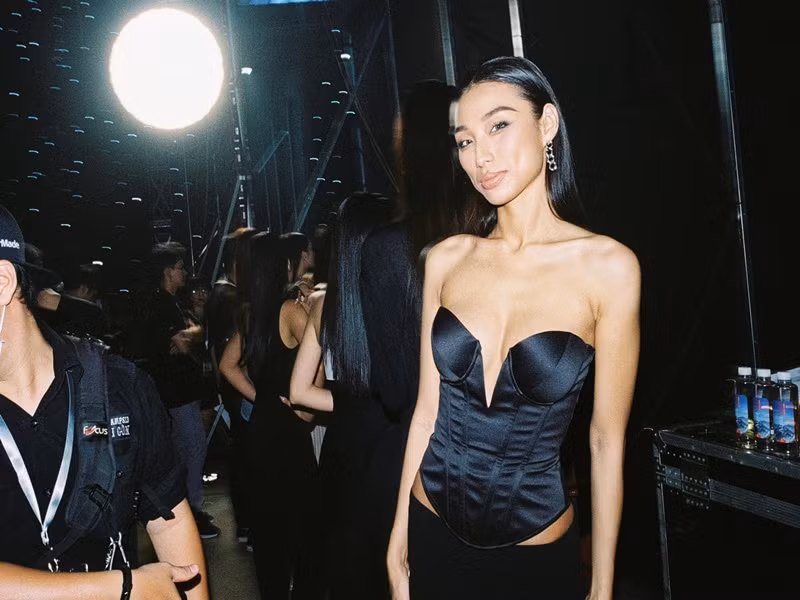 9x chia sẻ lý do thi nhan sắc: "Hoa hậu Hoàn vũ Việt Nam 2022 là một vùng đất mới để tôi có thể bước ra khỏi vùng an toàn của chính mình. Đây là một cơ hội tuyệt vời mà tôi vô cùng trân quý để tôi chạm đến gần hơn giấc mơ mang tên mình. Những giấc mộng của tôi sẽ là vô nghĩa, những kế hoạch của tôi sẽ trở thành cát bụi, những ấp ủ giúp đỡ cộng đồng của tôi sẽ là vô vọng, tất cả sẽ không có một giá trị gì nếu tôi chỉ nói mà không theo đuổi chúng bằng hành động!".