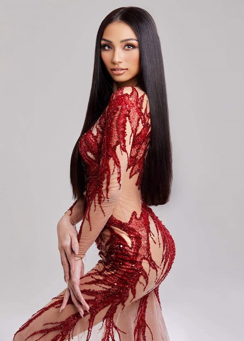 Bảo Ngọc sinh năm 1995, đến từ TP HCM. Theo Zing, cô từng là sinh viên khoa Vận tải, chuyên ngành Quản trị Vận tải tại Học viện Hàng không Việt Nam.