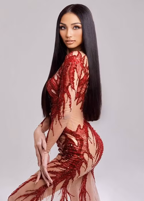 Bảo Ngọc sinh năm 1995, đến từ TP HCM. Theo Zing, cô từng là sinh viên khoa Vận tải, chuyên ngành Quản trị Vận tải tại Học viện Hàng không Việt Nam.