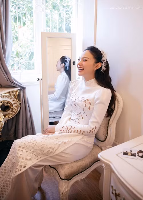 Cô dâu trò chuyện cùng gia đình, bạn bè để bớt hồi hộp.