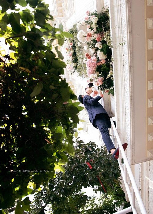 Ông xã của Minh Hằng leo thang lên cửa sổ hôn vợ.