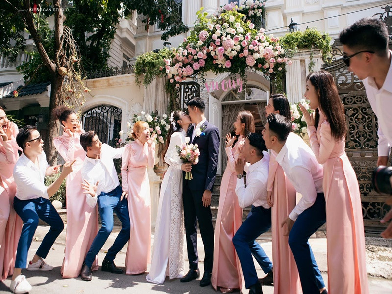 Vợ chồng Minh Hằng khóa môi ngọt ngào bên dàn phù dâu, phù rể.