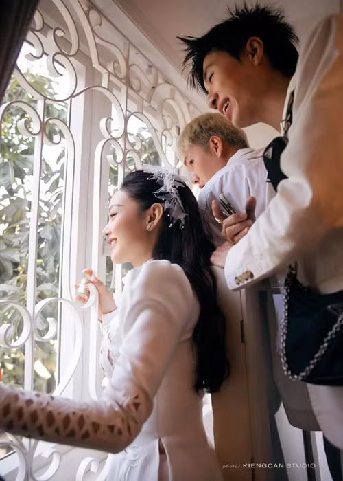 Nữ ca sĩ ngóng nhà trai.