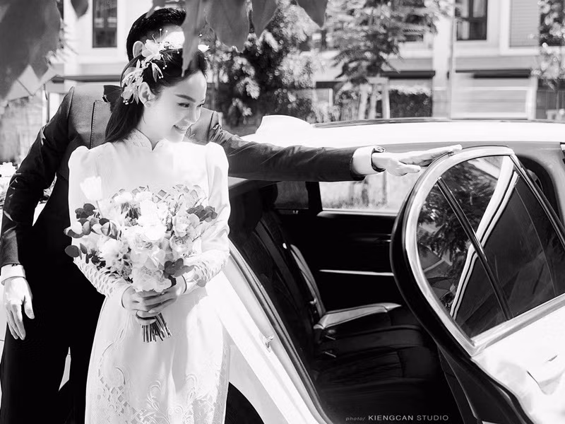 Nữ ca sĩ được người bạn đời chăm sóc từng ly từng tý trong lễ gia tiên.