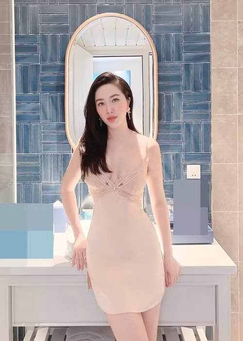 "Công chúa bong bóng" sinh trai đầu lòng vào tháng 11/2021. Sau đó, cô nhanh chóng lấy lại vóc dáng thon gọn.