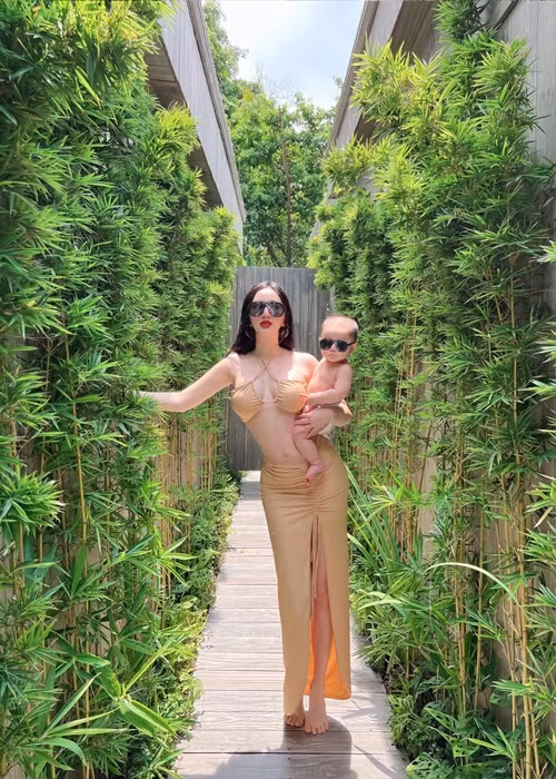 Vóc dáng của Bảo Thy khiến nhiều người ngưỡng mộ. Cô sở hữu vòng eo không chút mỡ thừa, vòng một căng đầy.