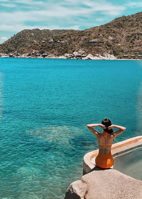 Cô chia sẻ: "Thy viết status này là gửi đến các chị em phụ nữ. Và với những kinh nghiệm nhỏ bé của mình, Thy nghĩ rằng mình sẽ phần nào động viên những ai đang trong hoàn cảnh đó sẽ có bước đi trọn vẹn hơn cho cuộc đời của mình, chứ hiện nay Thy may mắn là đang có một cuộc sống rất bình yên cả nhà nha".