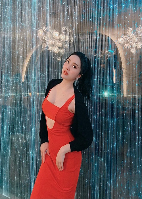 Bà mẹ một con tự tin diện trang phục bó sát, hở táo bạo.