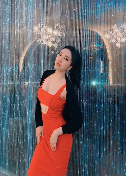 Bà mẹ một con tự tin diện trang phục bó sát, hở táo bạo.