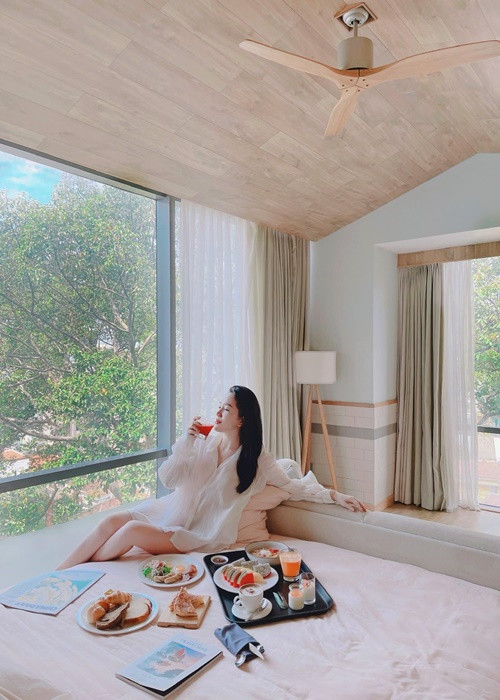 Sau khi kết hôn, nữ ca sĩ sống càng xa hoa, sang chảnh.