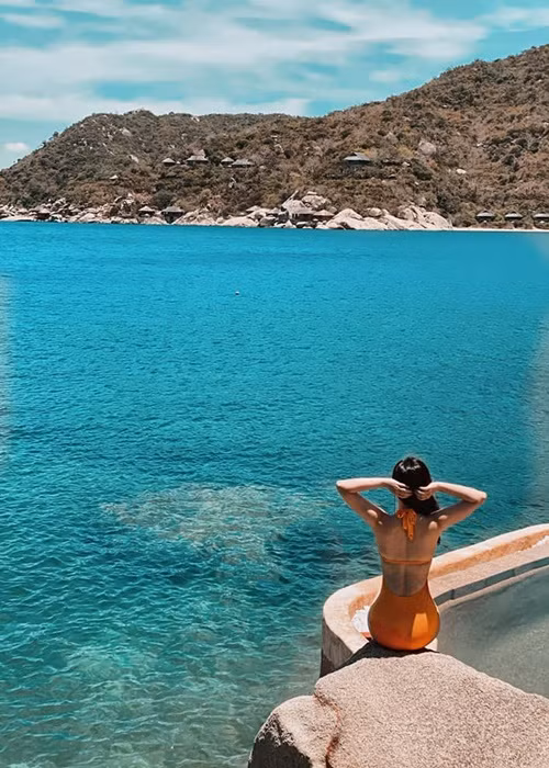 Cô chia sẻ: "Thy viết status này là gửi đến các chị em phụ nữ. Và với những kinh nghiệm nhỏ bé của mình, Thy nghĩ rằng mình sẽ phần nào động viên những ai đang trong hoàn cảnh đó sẽ có bước đi trọn vẹn hơn cho cuộc đời của mình, chứ hiện nay Thy may mắn là đang có một cuộc sống rất bình yên cả nhà nha".