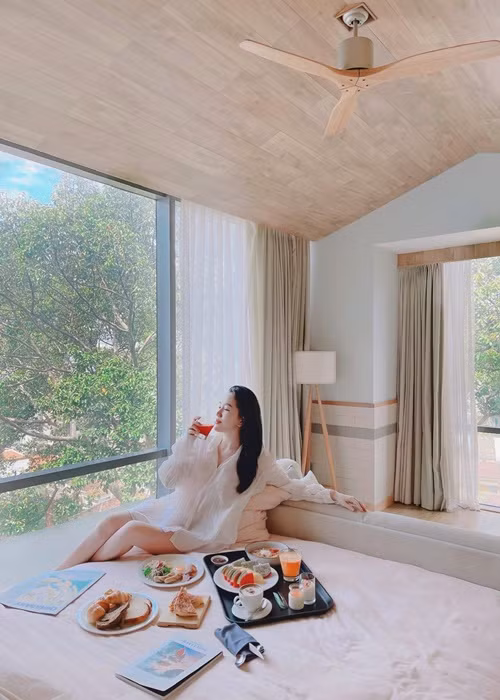 Sau khi kết hôn, nữ ca sĩ sống càng xa hoa, sang chảnh.