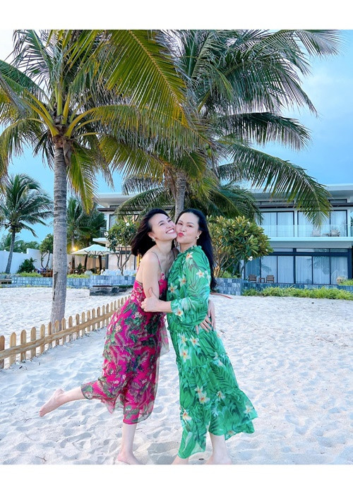 Mẹ đẻ của Lan Ngọc diện váy áo thướt tha, tình cảm bên con gái. Ảnh: FBNV