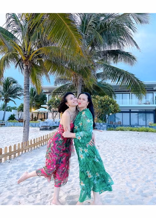 Mẹ đẻ của Lan Ngọc diện váy áo thướt tha, tình cảm bên con gái. Ảnh: FBNV