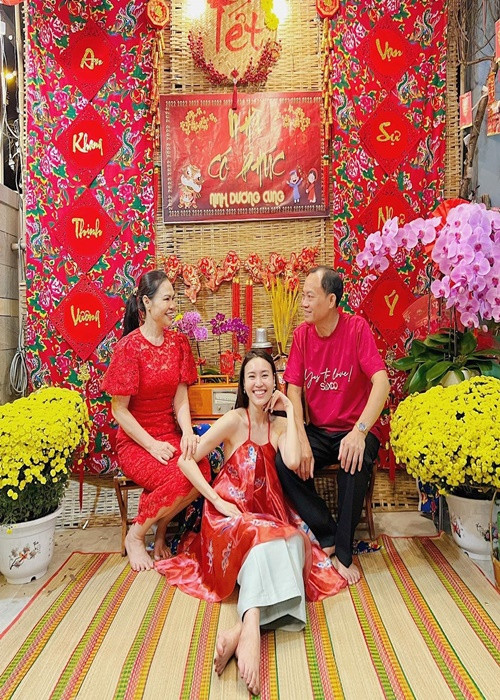 Bố mẹ của Lan Ngọc sống sung túc hơn khi nàng "ngọc nữ" ngày càng thành công. Ảnh: FBNV