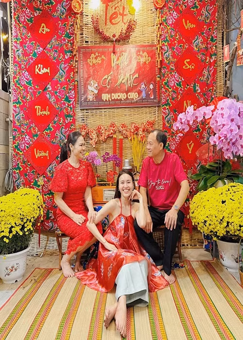 Bố mẹ của Lan Ngọc sống sung túc hơn khi nàng "ngọc nữ" ngày càng thành công. Ảnh: FBNV