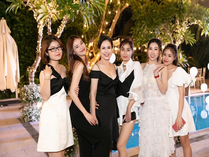 Đấng sinh thành của Lan Ngọc nhận được nhiều lời khen cho sắc vóc trẻ trung không thua kém mỹ nhân Việt. Ảnh: Dân Việt