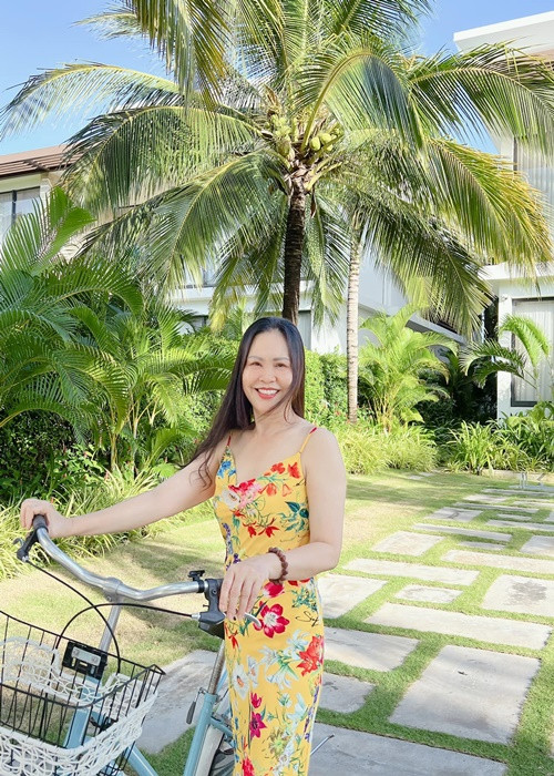 Nàng "ngọc nữ" viết: "Trời ơi mẹ và con gái đó. Mỗi lần đi biển là mẹ như lột xác". Ảnh: FBNV