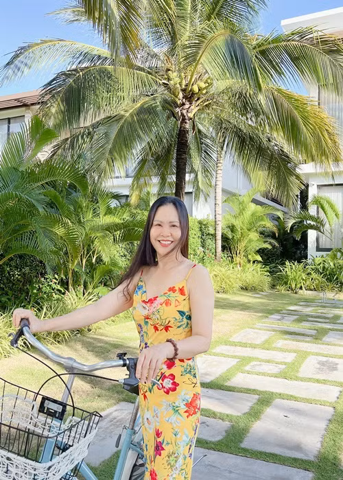 Nàng "ngọc nữ" viết: "Trời ơi mẹ và con gái đó. Mỗi lần đi biển là mẹ như lột xác". Ảnh: FBNV