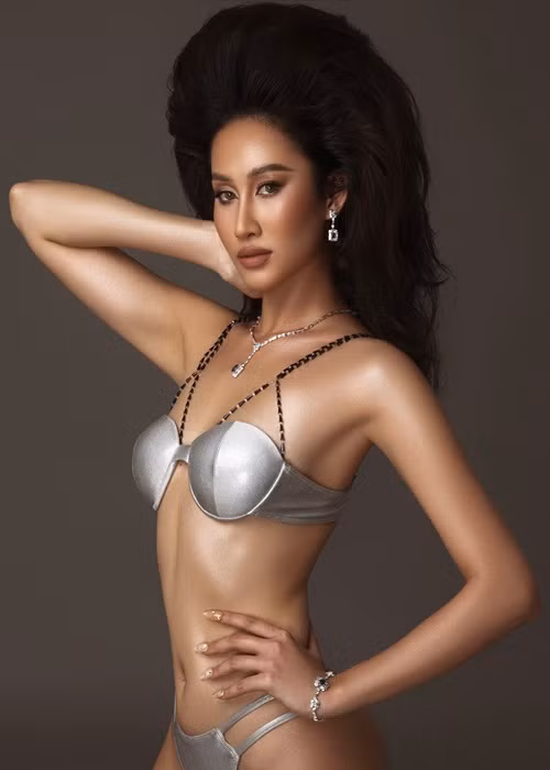 Trong bộ hình bikini, Đoàn Hồng Trang thể hiện hai hình ảnh đối lập.