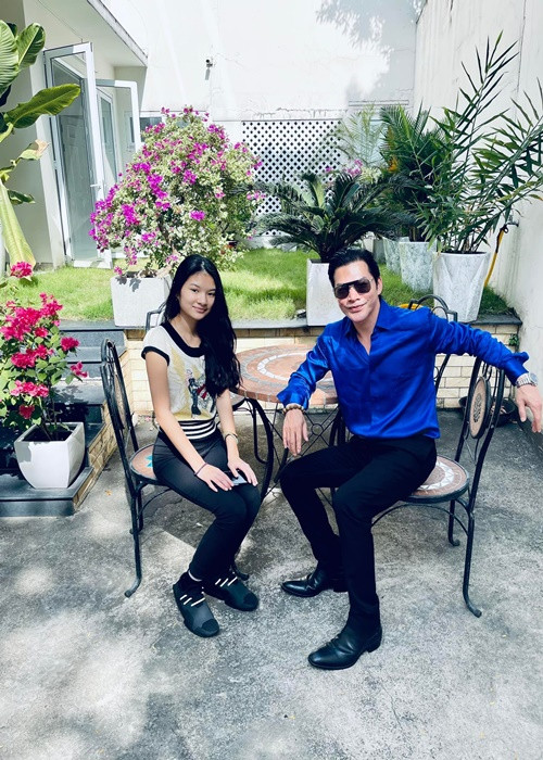 Trần Bảo Sơn dành thời gian rảnh rỗi để đi chơi cùng ái nữ.