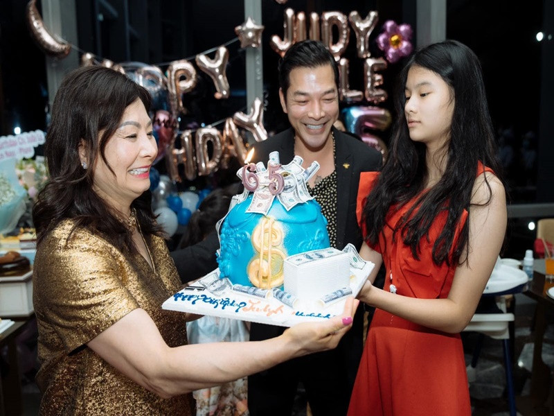 Trần Bảo Sơn chia sẻ hình ảnh tiệc sinh nhật của mẹ ruột hồi tháng 6/2022.