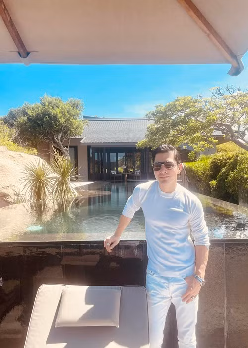 Anh sở hữu hình thể săn chắc ở tuổi 50.