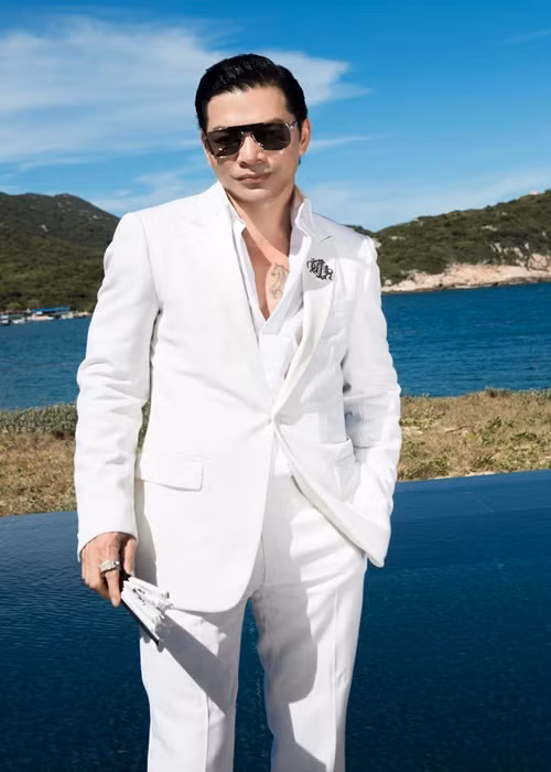 Trần Bảo Sơn khoe vẻ lịch lãm khi dự show của Đỗ Mạnh Cường.