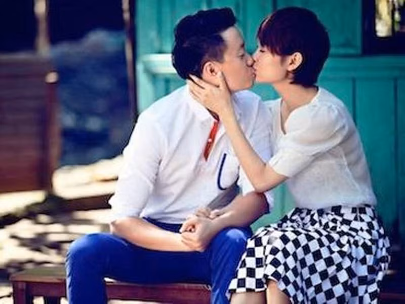 Trong phim, Đông Dương (Minh Hằng) thích Hải Minh (Lương Mạnh Hải) nên tìm mọi cách làm quen và sau nhiều pha hiểu nhầm hài hước với những kỷ niệm vui buồn thú vị, cả hai dần phát sinh tình cảm. Ảnh: Vietnamplus