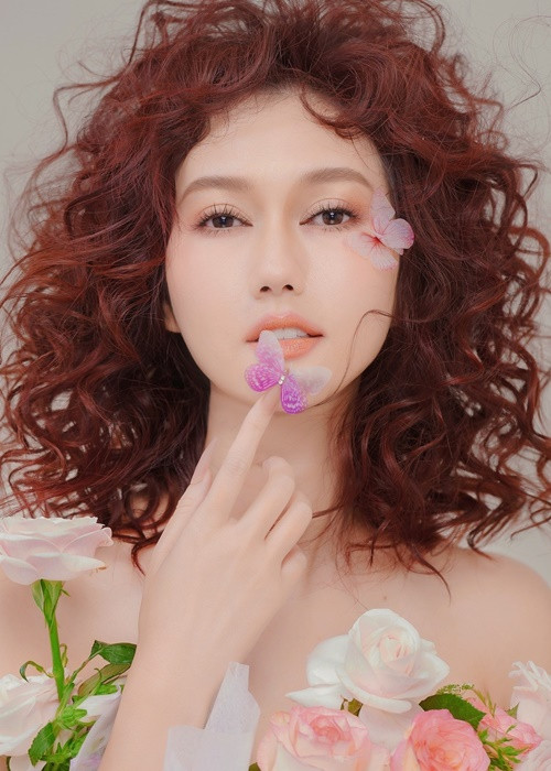 Chú thích "thả thính" của Hương Giang thường đi kèm hình ảnh xinh đẹp của bà mẹ một con.