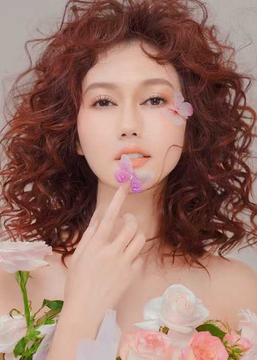 Chú thích "thả thính" của Hương Giang thường đi kèm hình ảnh xinh đẹp của bà mẹ một con.