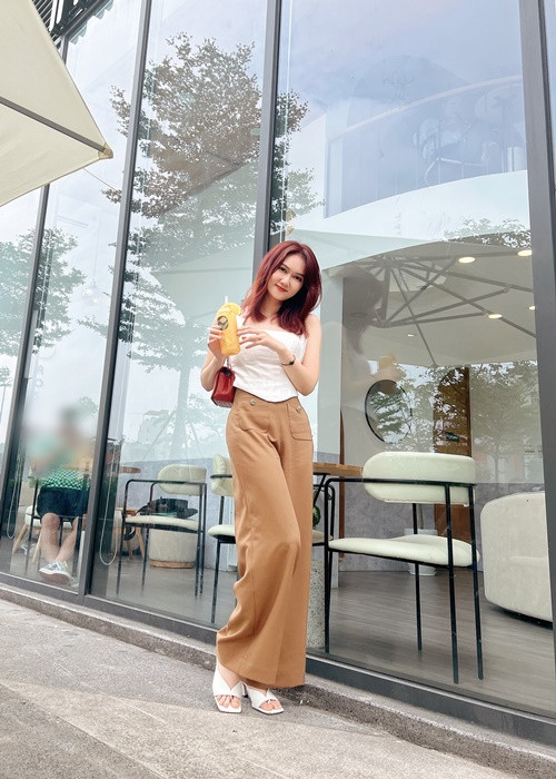 "Buổi trưa em đói cồn cào/Ship em một chút ngọt ngào đi anh", Hương Giang viết khi khoe ảnh trẻ trung.