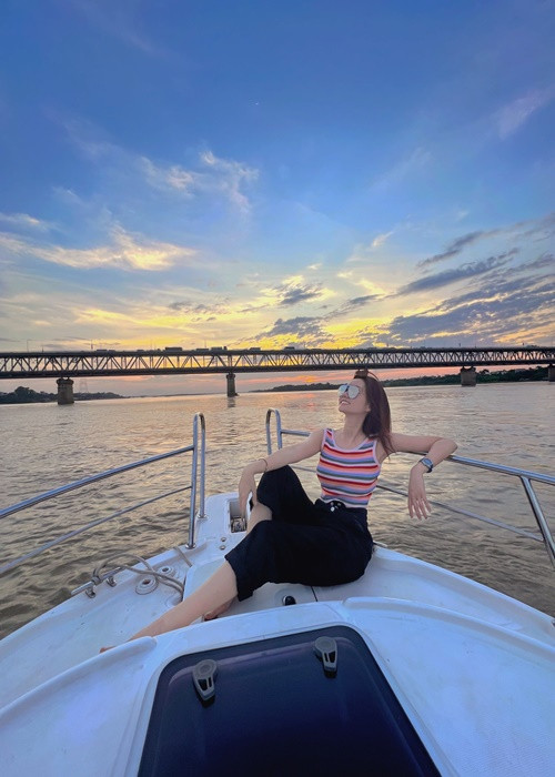 Hương Giang gây chú ý khi viết: "Ai đó cho mượn tạm bờ vai chứ ngồi đây chông chênh quá".