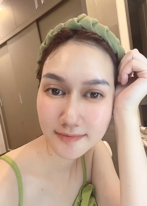 Bạn gái cũ của Đình Tú đăng ảnh mặt mộc kèm trích dẫn: "Bánh chuối cần nướng/Đậu phụ cần tương/Dù em phi thường/Vẫn cần anh thương".