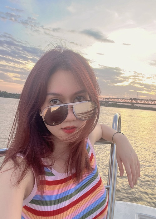 Nữ diễn viên đăng tải status "thả thính": "Nhà anh thừa gạo/Anh đong...đưa em được không".