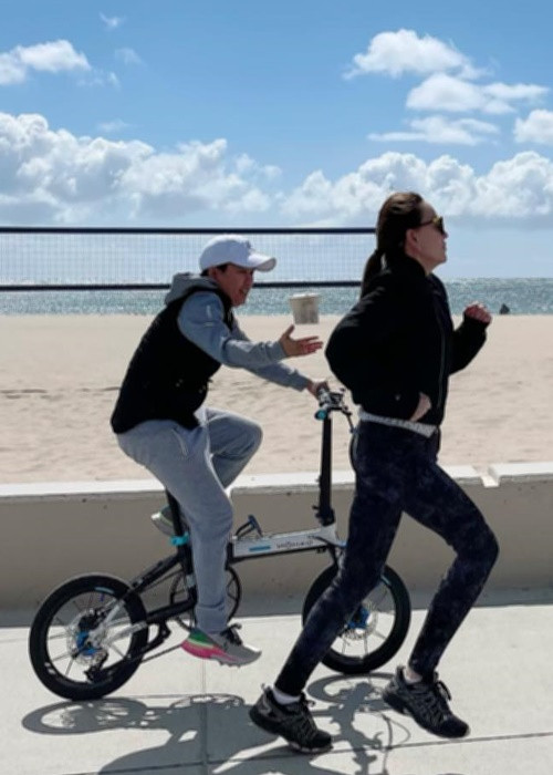 Phương Uyên vừa đạp xe vừa động viên Thanh Hà chạy bộ giảm cân.