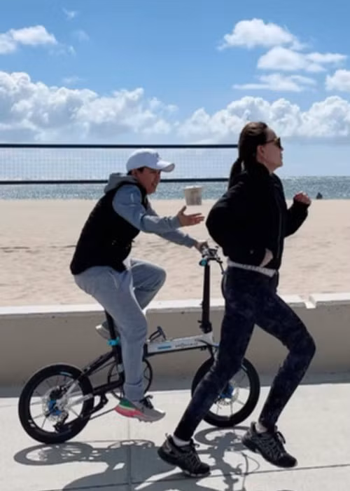 Phương Uyên vừa đạp xe vừa động viên Thanh Hà chạy bộ giảm cân.