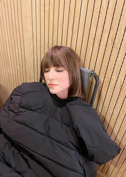 Gần đây, Phương Uyên đăng tải hình ảnh Thanh Hà tranh thủ chớp mặt khi đi quay. “3h20 vẫn còn phải quay 1 bài, thương quá”, Phương Uyên viết.