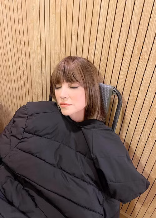 Gần đây, Phương Uyên đăng tải hình ảnh Thanh Hà tranh thủ chớp mặt khi đi quay. “3h20 vẫn còn phải quay 1 bài, thương quá”, Phương Uyên viết.