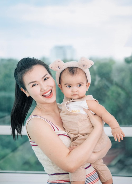 Bé Moon lại tỏ ra yêu thích âm nhạc và nhảy múa giống mẹ.