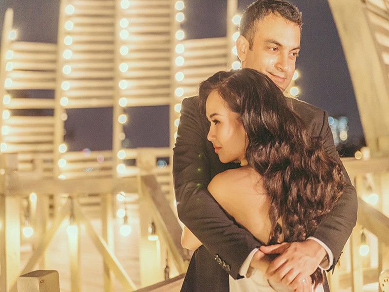 Yêu thương vợ hết lòng, doanh nhân Vikas không ngại đóng MV ca nhạc của vợ.